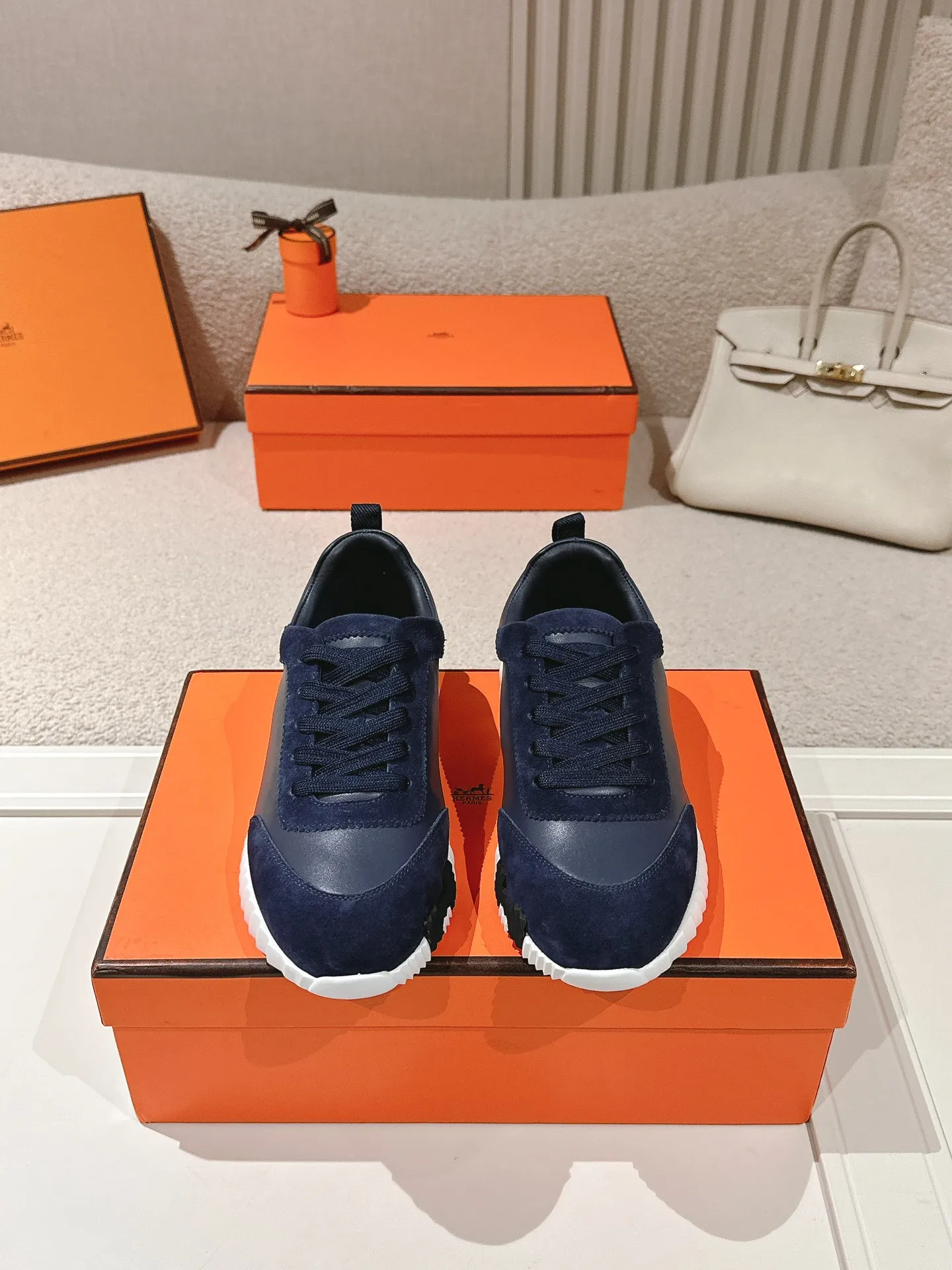Men's shoes 💰600💰 Hermes top version # Hermès H family classic couple's casual sports shoes Couple's casual sports dad shoes combine high-tech canvas and suede goatskin, and are decorated with an exaggerated "H" letter on the rubber sole. The italic design and bright colors show vitality and continue the brand's design inspiration. Stroll around the city lightly and feel free and comfortable. Exquisitely packaged at the delivery counter 🛍📦 Fabric: Original special material and cow suede Lining: Customized breathable mesh Outsole: Open-molded TPU + rubber foam material Bottom thickness: 3CM Size: 35-45